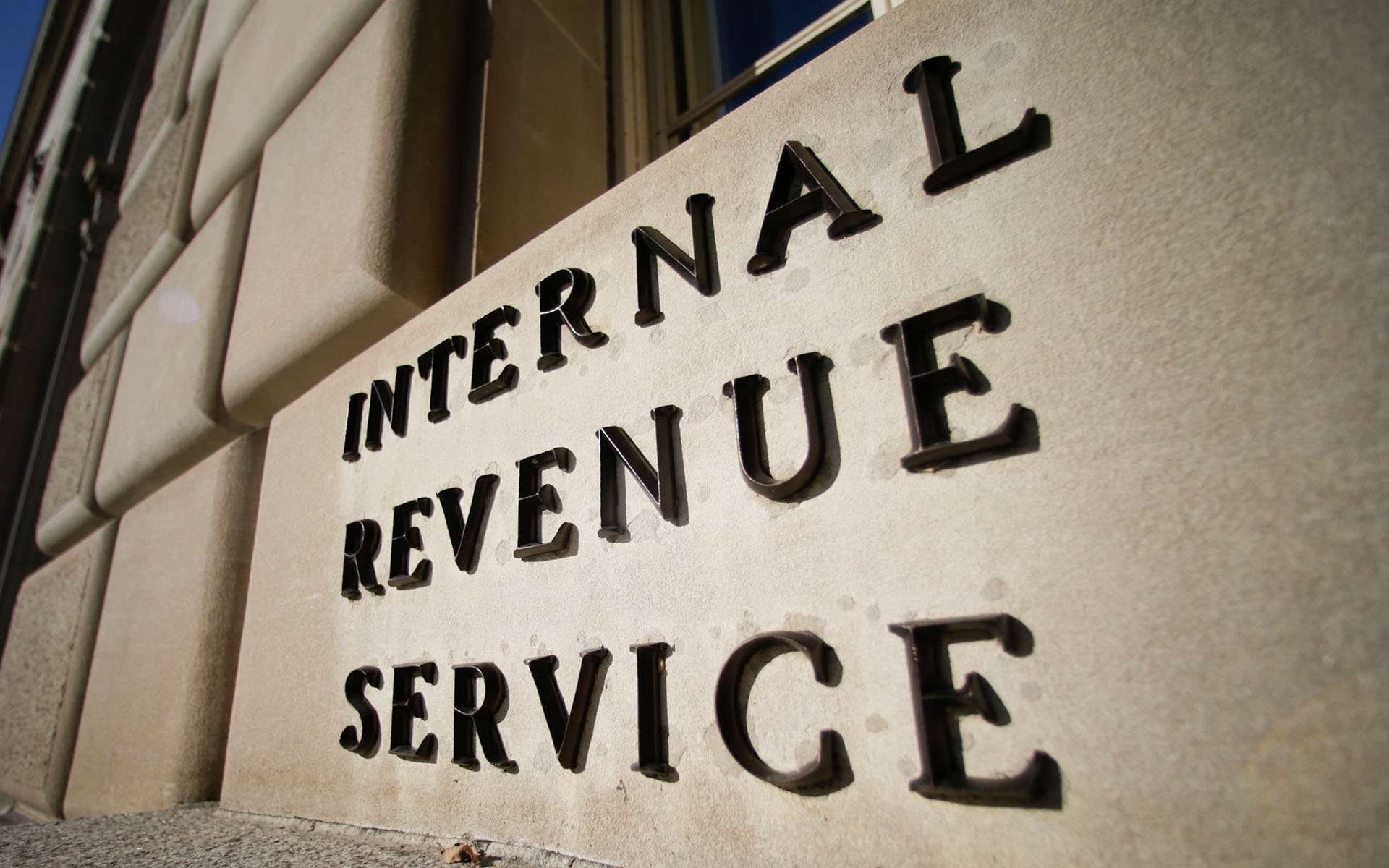 Judge Slams IRS, Allows User to Challenge Case on Coinbase