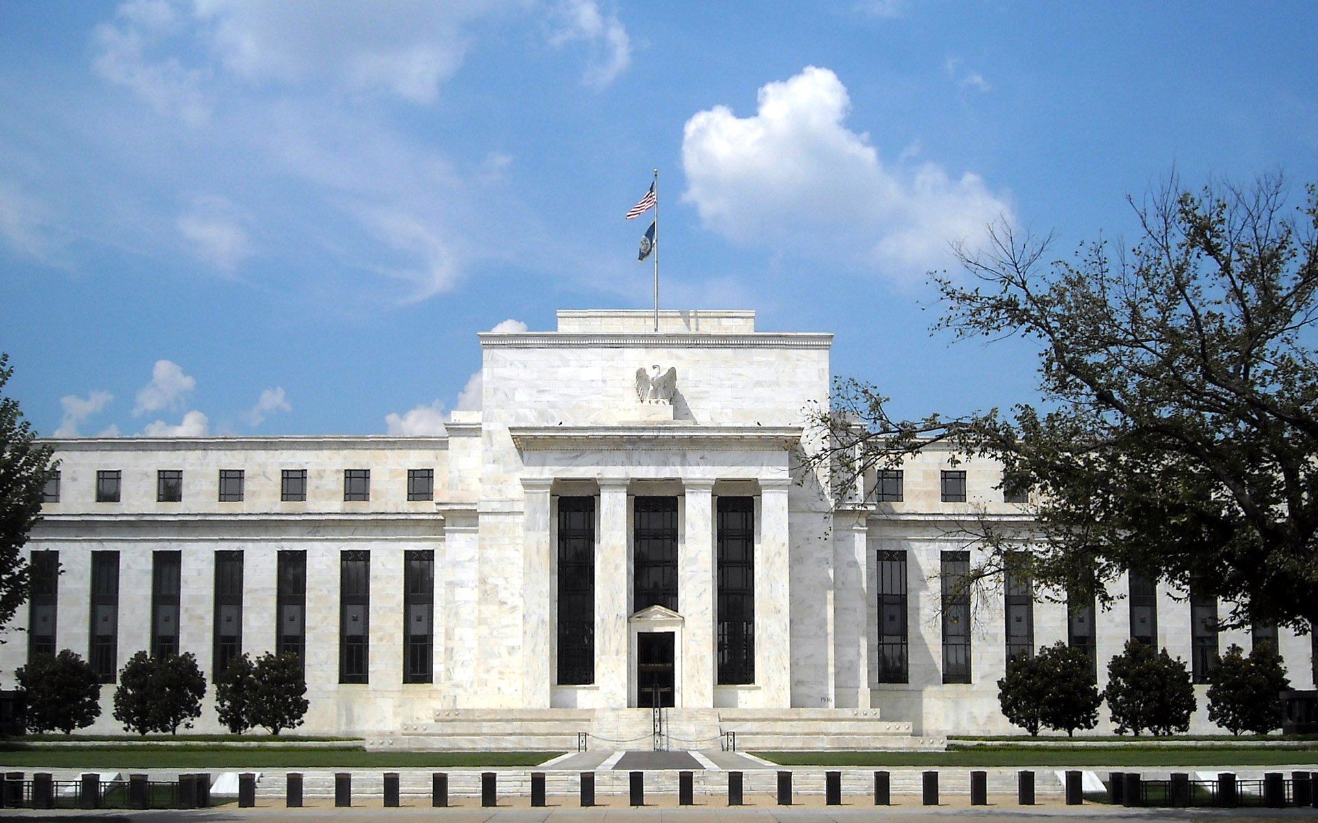 St. Louis Federal Reserve Bank: 3 Qualities Bitcoin and Cash Share