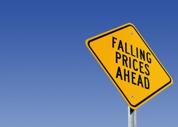 Bitcoin Fees Lowest in 7 Years as Developer Warns of Price Drop to $5500