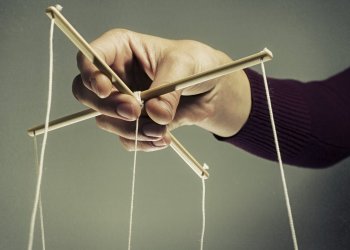 Bitcoin Price is Being Manipulated, Says Forbes Macroeconomist