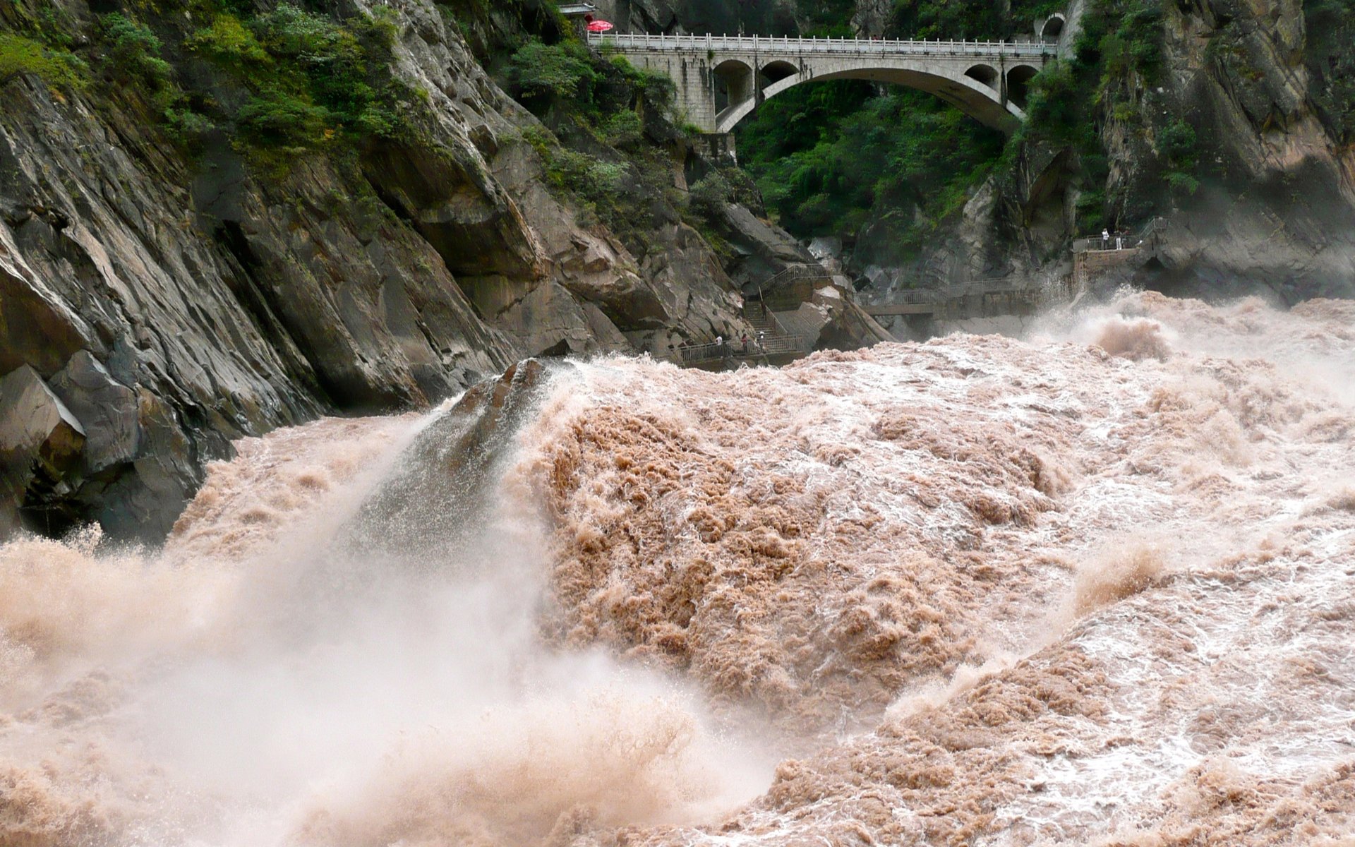 Bitcoin Hashrate Drops as China Floods Knock Out ‘Tens Of Thousands’ of Miners