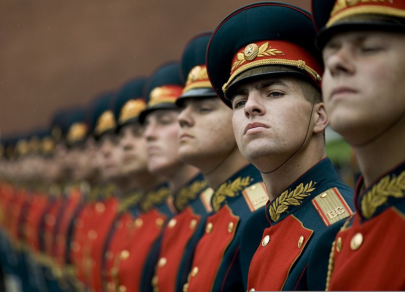Russian_honor_guard_at_Tomb_of_the_Unknown_Soldier_Alexander_Garden_welcomes_Michael_G._Mullen_2009-06-26_2.jpg