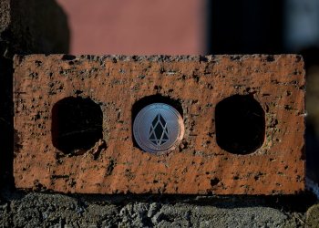 ‘I Call Bullsh*t’: Tone Vays Leads Criticism Of EOS After Four Execs Resign