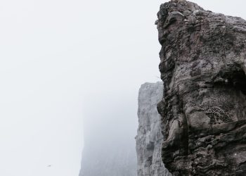 Hedge Fund Manager Claims Bitcoin is Hanging on the “Side of a Cliff”