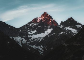 Bitcoin Enters Tight $30 Range as Investors Become Indecisive