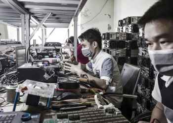 Steamroller Rig Destroyer: Malaysian Police Crush 1,069 Bitcoin Mining Rigs