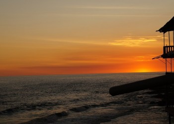 El Zonte, the afternoon falls on a similar beach town.