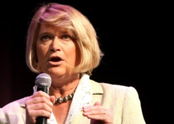 Picture of crypto savvy Senator Cynthia Lummis giving a talk