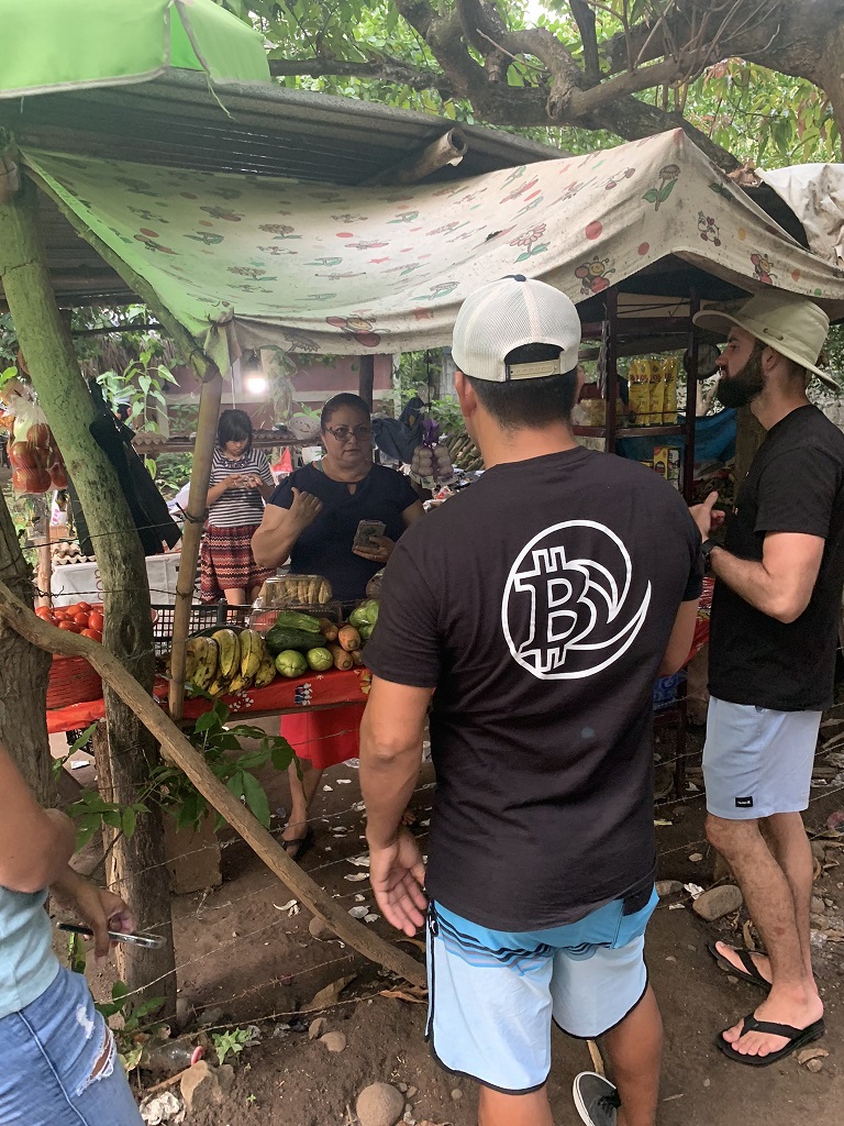 El Salvador, a fruit vendor receives Bitcoin