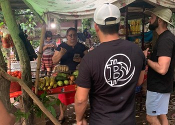 El Salvador, a fruit vendor receives Bitcoin