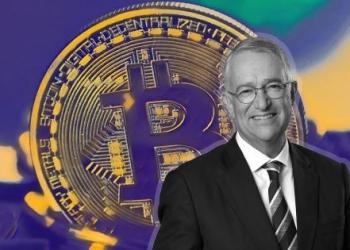 Billionaire Ricardo Salinas Pliego in front a bitcoin