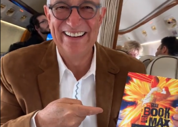 Ricardo Salinas in his plane, screenshot