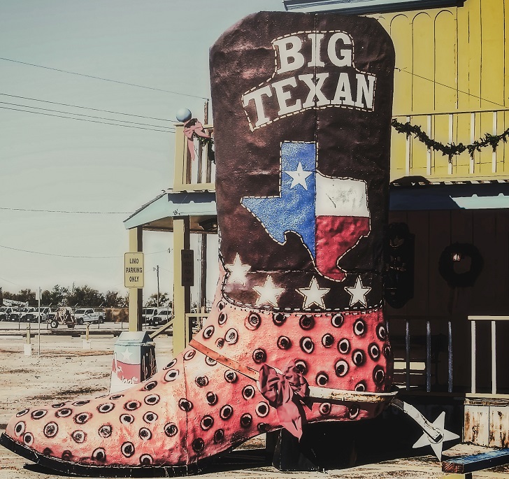 Texas, a huge boot in front of a store