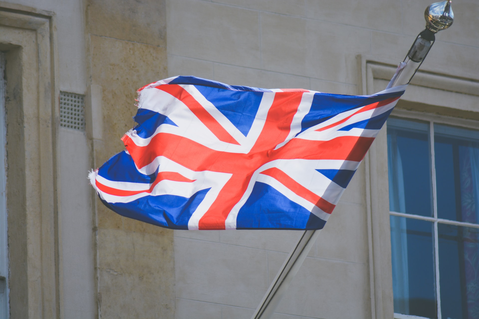 New UK Crypto Rules: How Binance And Coinbase Are Adapting