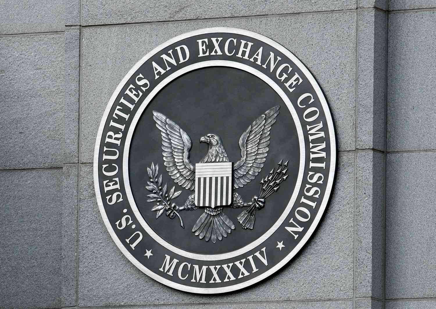 Read more about the article SEC Allegedly Attempts To Reshuffle Bitcoin ETF Fillings