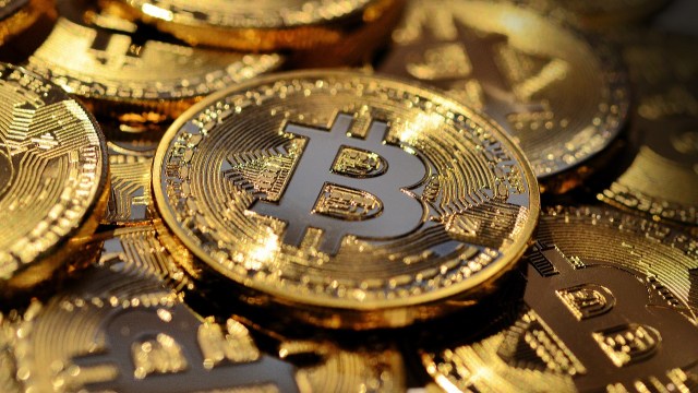 Battle Of Titans: Bitcoin Leads S&P 500, Michael Saylor Asserts Amid Disagreement
