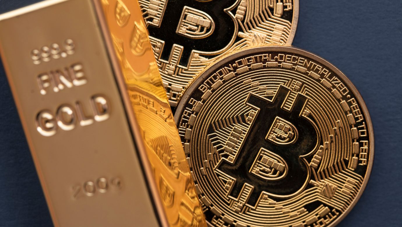 Bitcoin Versus Gold: Analyst Says The Yellow Metal Is A “Slow-Moving Rug Pull”