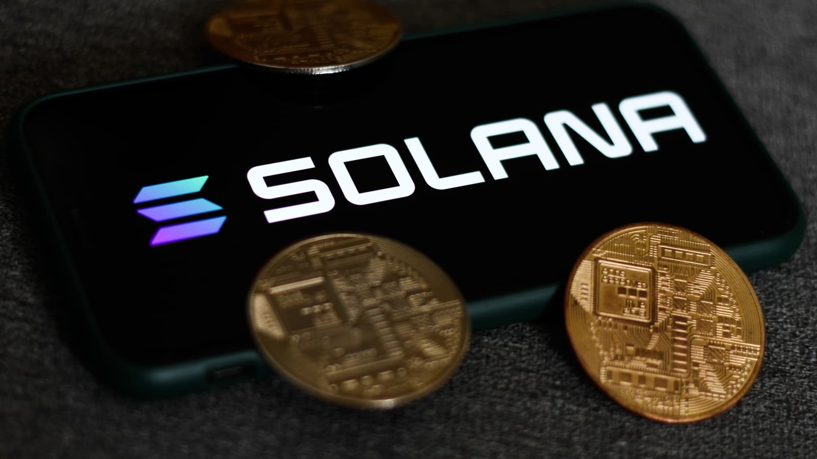 Solana Hits Major Support At $141 Amid Bitcoin Drop, Analyst Says It’s Time To Buy