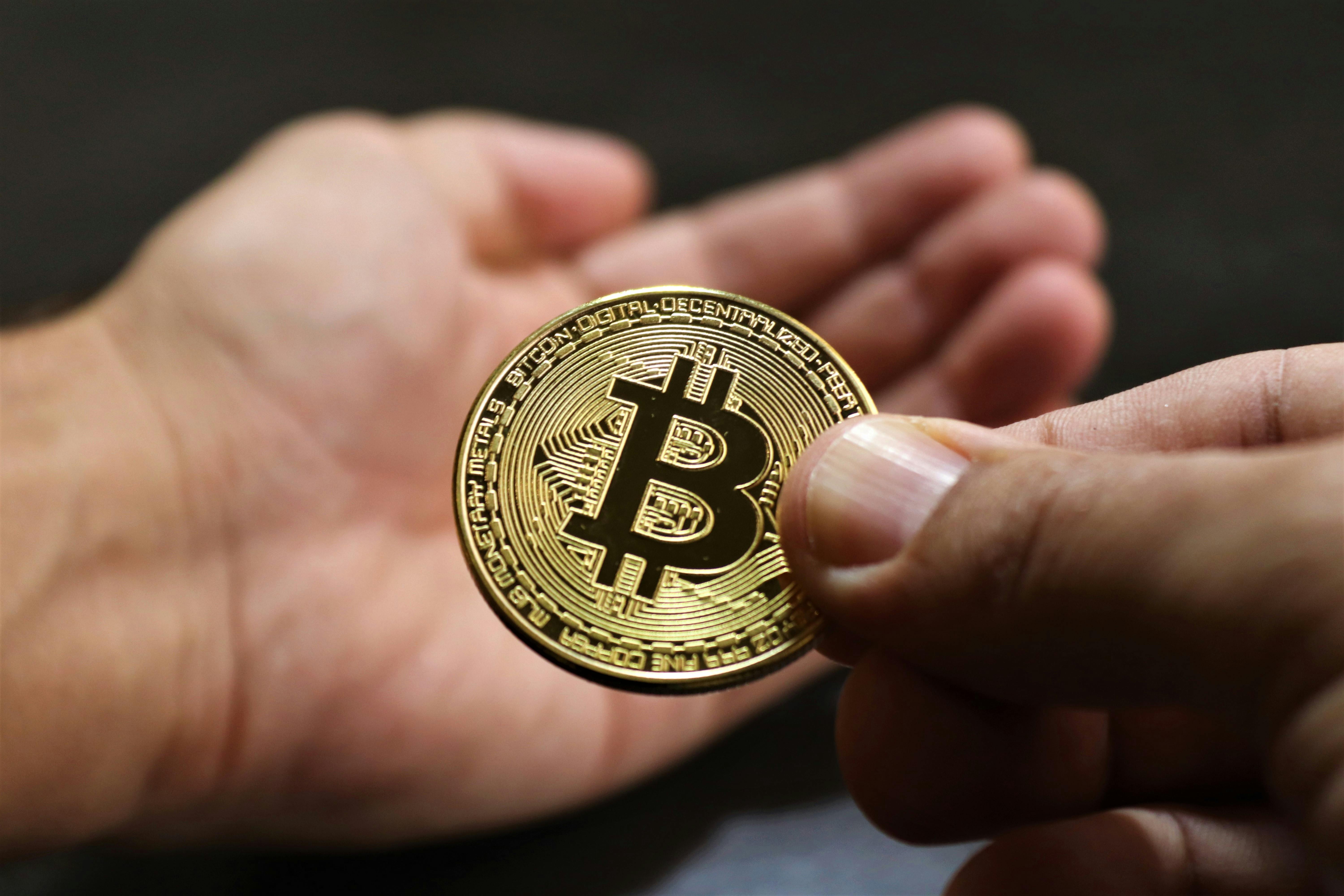 Veteran Trader Champions Bitcoin, Says US Dollar ‘Is Being Destroyed’