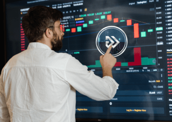 Analyst That Sold DOGE Before Current Crash Now Re-enters Market With Algotech (ALGT) and Aptos (APT)