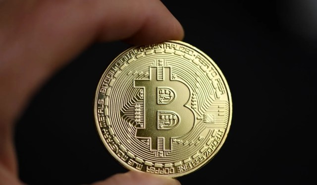Nobel mükafatı laureatı: Bitcoin 10 il ərzində dəyərsiz olacaq