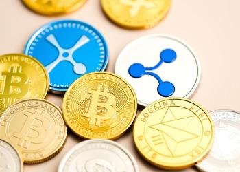 เหรียญคริปโตเคอร์เรนซี เช่น Bitcoin, Dogecoin, XRP และ Solana