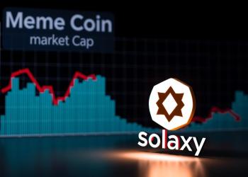 กราฟแสดงการลดลงของตลาด Meme Coin โดยมีโลโก้ Solaxy เป็นจุดเด่น Solaxy เป็น Meme Coin