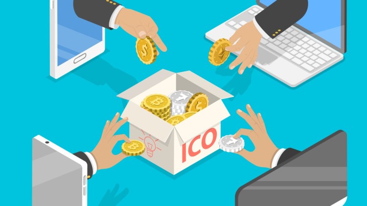 أيادي تمتد من خلف شاشات يضعون عملات رقمية في صندوق مكتوب عليه ICO