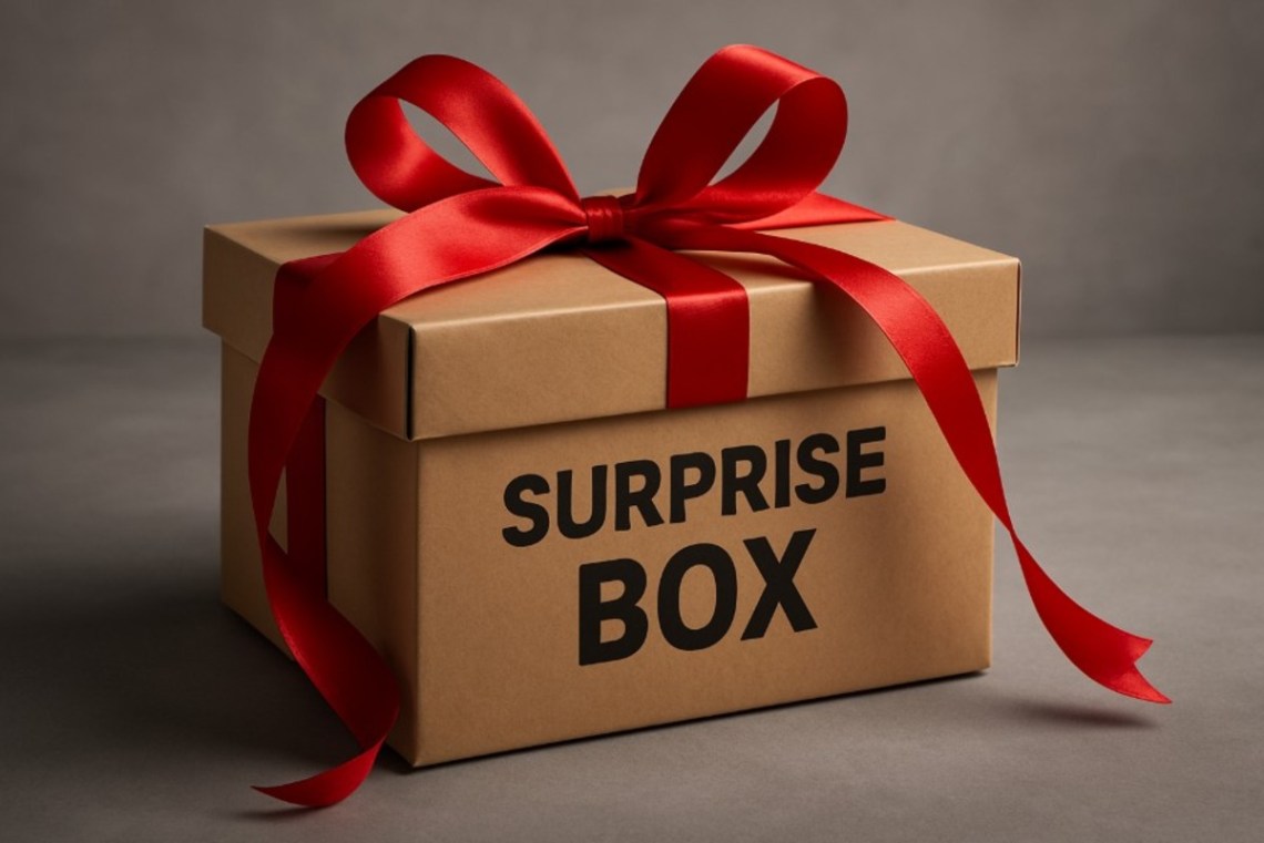 Imagem de uma caixa surpresa elegante, decorada com um laço vermelho, ideal para presentear em ocasiões especiais e celebrar momentos únicos.