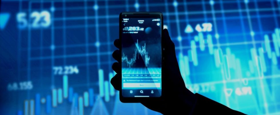 4 Nejlepší Altcoiny ke Koupi, Zatímco SEC Zvažuje Tron ETF a Velké Banky Nový Stablecoin