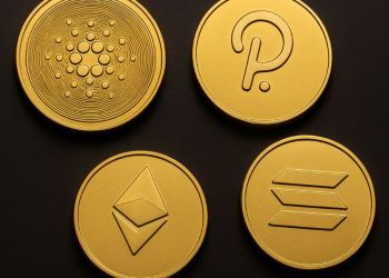 Altcoinok arany színű érméken sötét háttéren