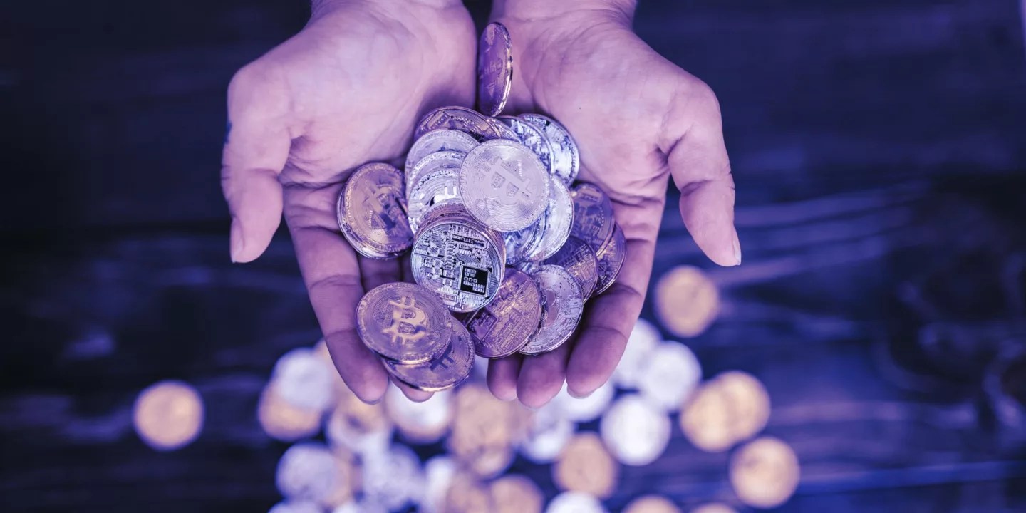 كفين يحملان مجموعة عملات معدنية