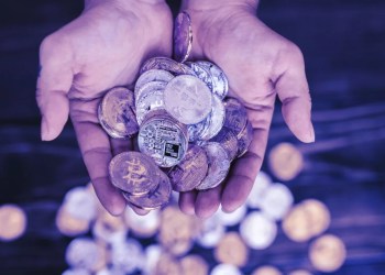 كفين يحملان مجموعة عملات معدنية