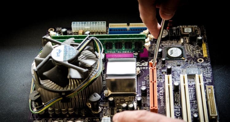 Ar įmanoma kasti kripto su įprasta kompiuterine įranga?