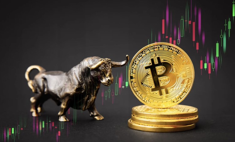 عملات ذهبية تحمل شعار بيتكوين وبجانبها ثور معدني صغير