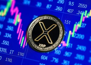 เหรียญ XRP ส่องสว่างอยู่หน้าจอข้อมูลทางการเงิน แสดงถึงศักยภาพการเติบโตของราคา