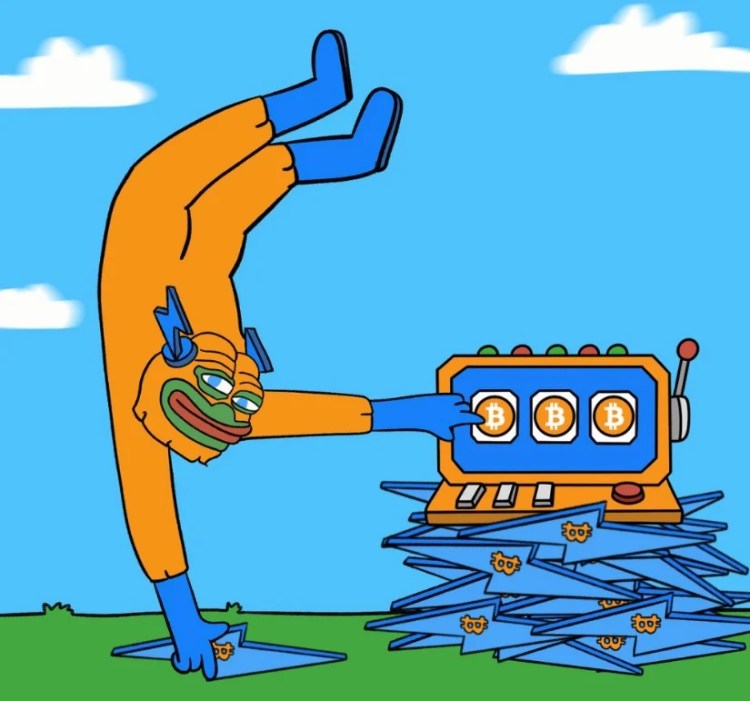 شخصية عملة بيتكوين هايبر تقف رأساً على عقب وتمسك بإشارة برق عليها شعار بيتكوين ويدها الأخرى تكبس زراً على آلة سلوت عليها شعار بيتكوين