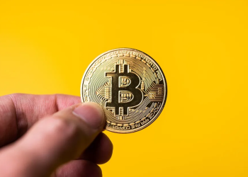 Robert Kiyosaki Lancia l’Allarme: “Rischiamo un Nuovo Crollo Come nel 1929”, Mentre Bitcoin è un Bene Rifugio