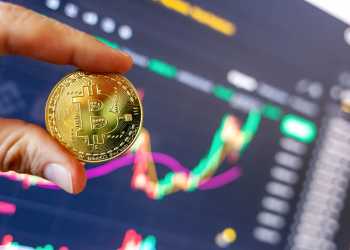 Bitcoin sasniedz jaunu rekordu, pēc tam atkāpjas