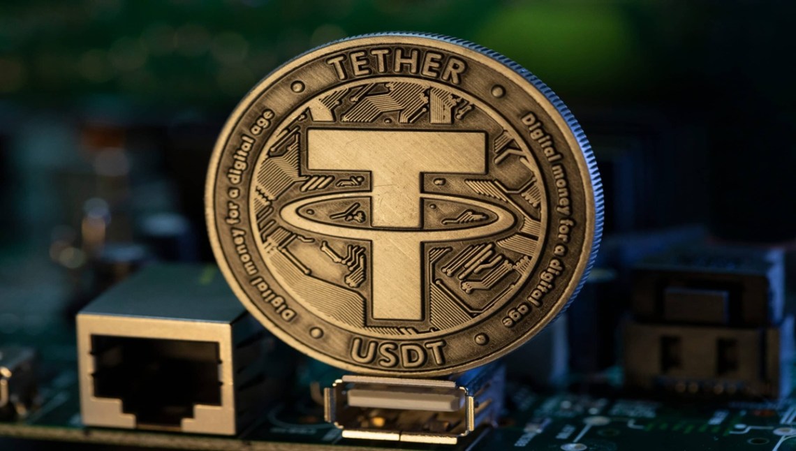 Jak koupit Tether (USDT) – ilustrace znázorňující nákup Tetheru v prostředí klesajícího trhu v roce 2025.