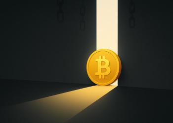 Bitcoin สีทองทะยานผ่านช่องแสง สัญลักษณ์แรงกดดันขาย