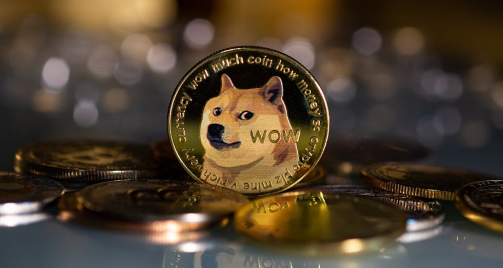 Dogecoin klesol o 17,68 %, keď nové meme coiny priťahujú obrovské financovanie