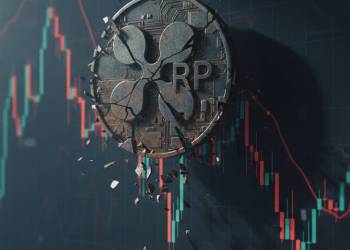 โลโก้เหรียญ Ripple (XRP) ที่กำลังแตกร้าว โดยมีกราฟราคาหุ้นสีแดงดิ่งลงเป็นพื้นหลัง สื่อถึงวิกฤตของ XRP ETF