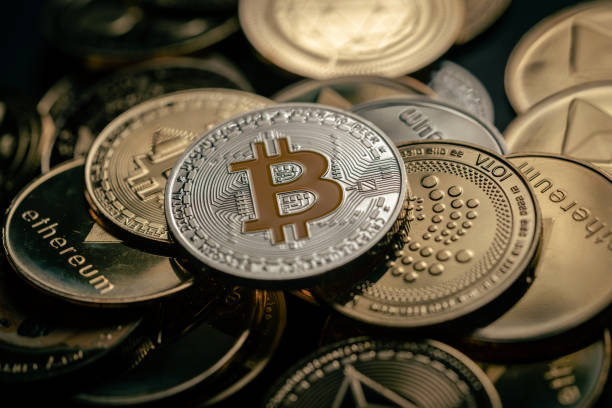 Institutions Exit Bitcoin In Large Tranches, Ethereum, Solana And XRP See Massive Buy-Ins