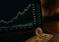 Piața crypto se redresează după lichidările de peste 19 miliarde USD în weekend. Ce urmează?