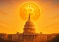 เหรียญ Bitcoin สีทองลอยเหนืออาคารรัฐสภาสหรัฐฯ ตอนรุ่งอรุณ