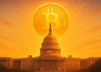เหรียญ Bitcoin สีทองลอยเหนืออาคารรัฐสภาสหรัฐฯ ตอนรุ่งอรุณ