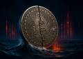 เหรียญ Bitcoin แตกร้าวกลางทะเลคลื่นมืดพร้อมแสงแดงพุ่งขึ้น