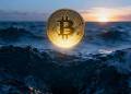 ภาพเหรียญ Bitcoin ส่องสว่างเหนือทะเลที่ปั่นป่วน เป็นสัญลักษณ์ของภาวะ Backwardation และสัญญาณการกลับตัวของตลาด