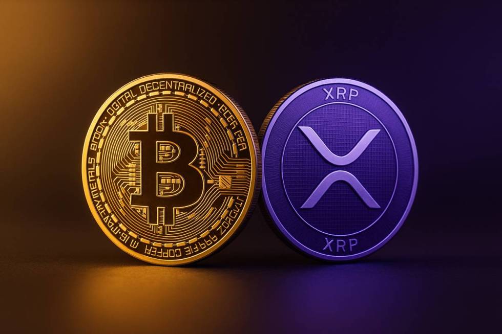 Bitcoin และ XRP เคียงกันภายใต้แสงทองและม่วงบนพื้นหลังแบบมินิมอล